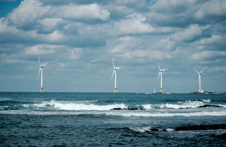 Inspection en plein champ d'une bride de la fondation d'une éolienne en mer